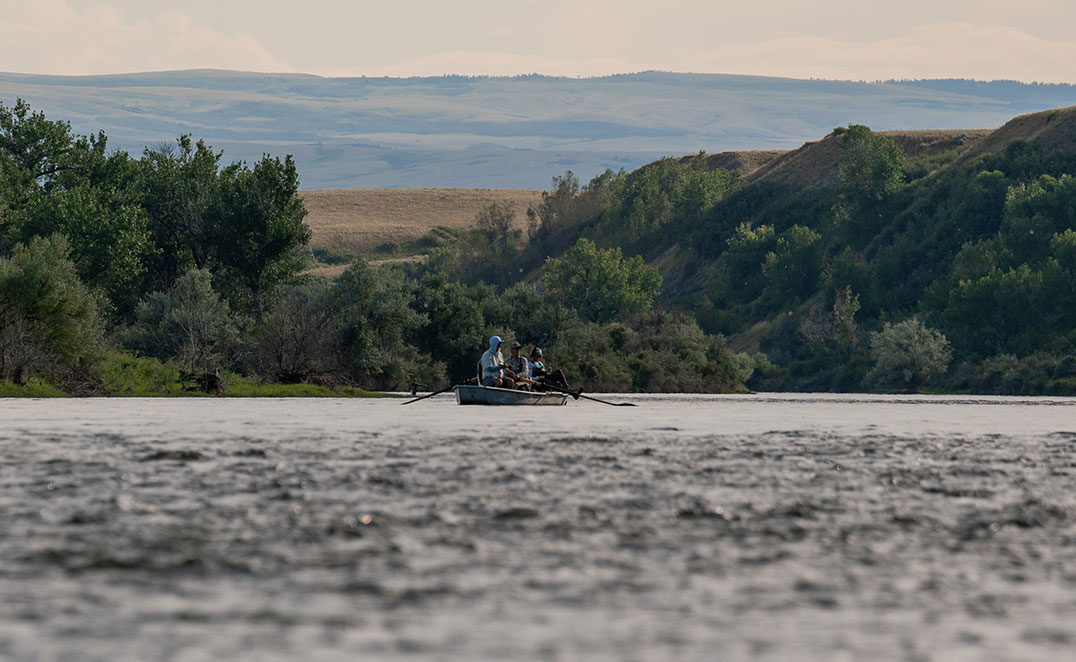 drift boat fly fishing on the bighorn river